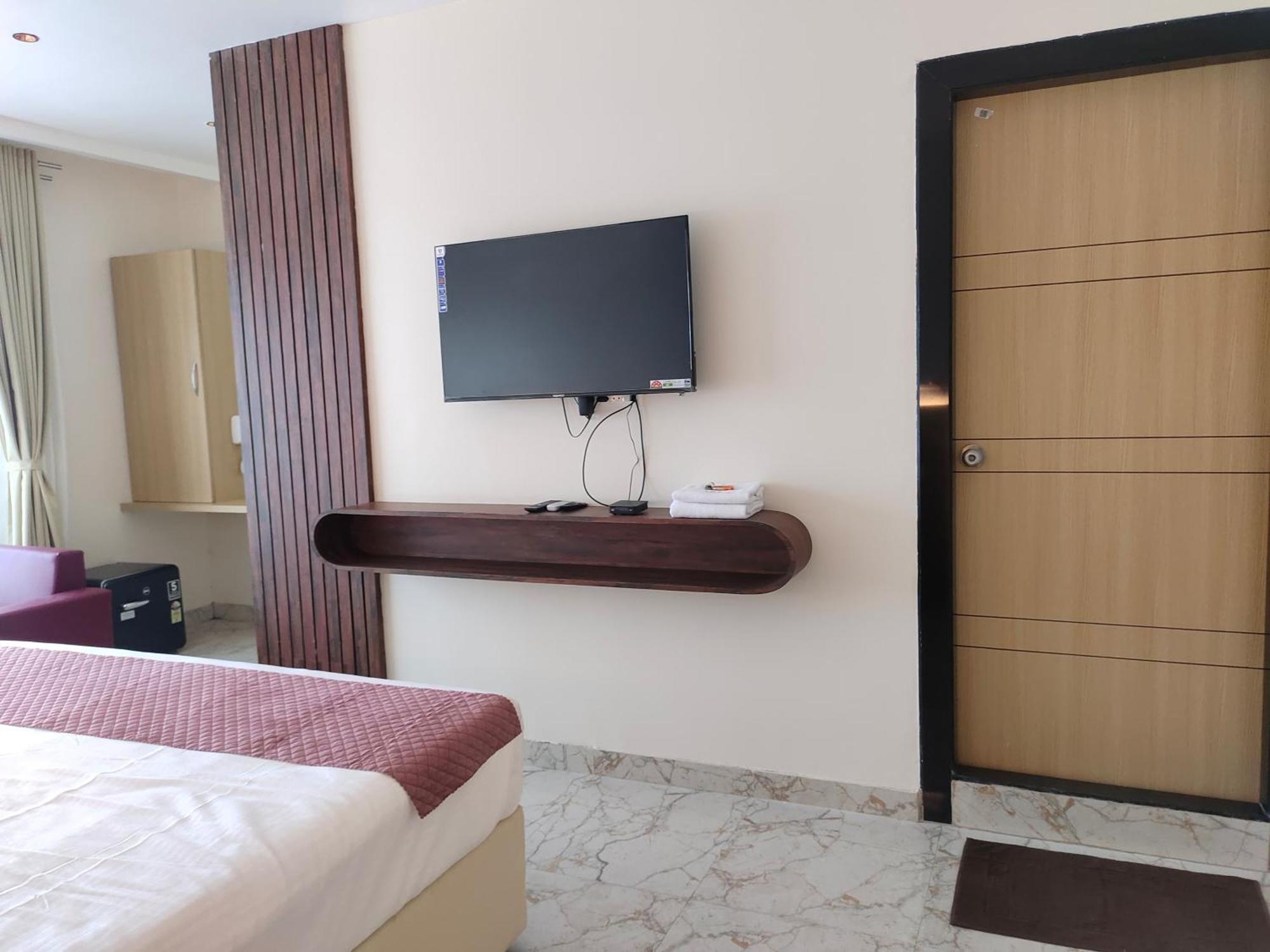 Hotel Meridian Blue Warangal Exterior foto